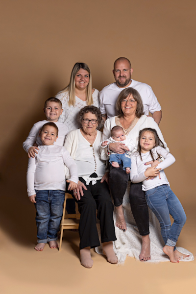 Photographe pour plusieurs générations à Marseille, organiser un shooting avec ses grands-parents, c'est le bonheur. - photographe pour book d'acteur